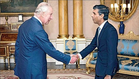 இங்கிலாந்து மன்னர் 3-ம் சார்லஸை, ரிஷி சுனக் நேற்று சந்தித்தார். அப்போது அந்நாட்டின் 57-வது பிரதமராக ரிஷி பதவியேற்றுக் கொண்டார். படம்: பிடிஐ