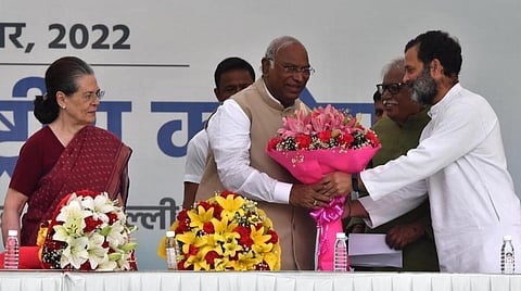 காங்கிரஸ் கட்சித் தலைவராகப் பொறுப்பேற்ற மல்லிகார்ஜுன கார்கேவுக்கு பூங்கொத்து கொடுத்து வாழ்த்து தெரிவித்தார் முன்னாள் தலைவர் ராகுல் காந்தி. உடன், முன்னாள் தலைவர் சோனியா காந்தி. படம்: பிடிஐ