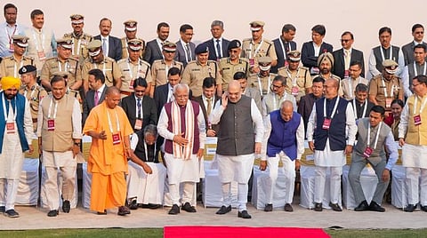 ஹரியாணாவின் சூரஜ்கண்டில் நேற்று தொடங்கிய உள்துறை அமைச்சர்களின் சிந்தனைக்  கூட்டத்தில் பங்கேற்ற மத்திய உள்துறை அமைச்சர் அமித் ஷா மற்றும் பல்வேறு மாநிலங்களின் முதல்வர்கள், உள்துறை அமைச்சர்கள், செயலர்கள், காவல் துறைத் தலைவர்கள்.  படம்: பிடிஐ