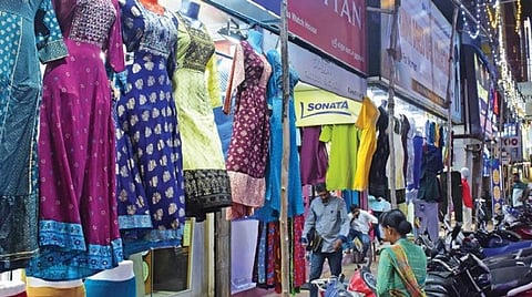 புதுச்சேரியில் உள்ள கடைகள் தற்போது இரவு  10 மணி வரை இயங்கி வருகின்றன.