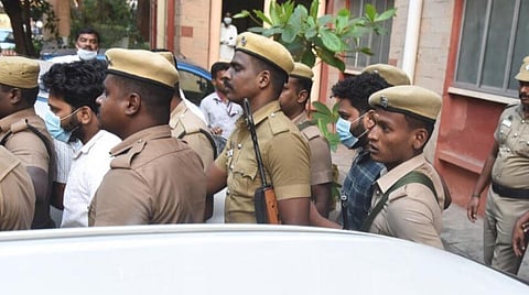 கோவை கார் சிலிண்டர் வெடிப்பு தொடர்பாக கைது செய்யப்பட்ட 5 பேரின் போலீஸ் காவல் நேற்று முடிவடைந்ததைத் தொடர்ந்து, அனைவரையும் நீதிமன்றத்தில் ஆஜர்படுத்திய பின்னர் மத்திய சிறைக்கு அழைத்துச்சென்ற போலீஸார்.   படம்: ஜெ.மனோகரன்