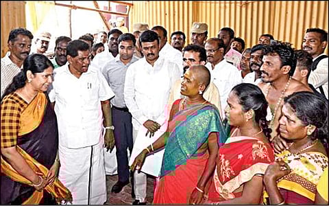 திருச்செந்தூர் கோயிலில் சூரசம்ஹார விழா ஏற்பாடுகள் குறித்து ஆய்வு நடத்திய கனிமொழி எம்பி, பக்தர்களிடம் வசதிகள் குறித்து கேட்டறிந்தார். உடன் அமைச்சர் அனிதா ஆர்.ராதாகிருஷ்ணன்.