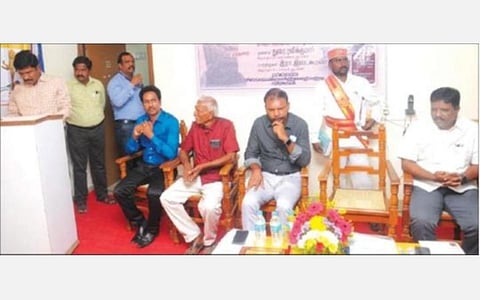 விழுப்புரத்தில் நடந்த கல்வெட்டு மற்றும் கோயிற்கலைப் பயிலரங்கத்தில் ஆட்சியர் மோகன் பேசுகிறார்.