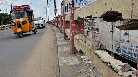 சிதலமடைந்த பாலம்