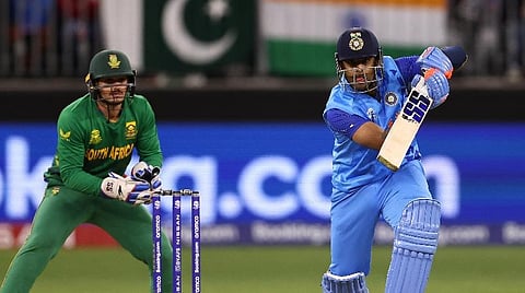 T20 WC | ஷார்ட் பால் வீக்னெஸ்ஸால் சரிந்த டாப் பேட்ஸ்மேன்கள் - SKY உதவியால் இந்தியா 133 ரன்கள் சேர்ப்பு