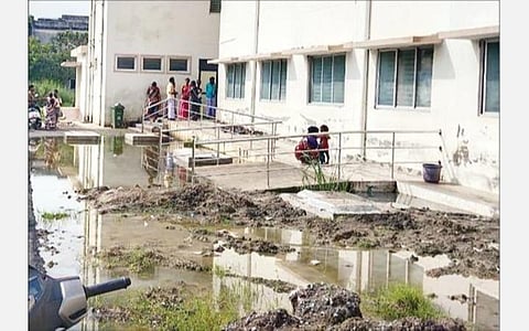 திருவாரூர் அரசு மருத்துவக் கல்லூரி மருத்துவமனையில் பேறுகால அவசர சிகிச்சை மைய கட்டிடம் முன்பு தேங்கியுள்ள மழைநீர்.