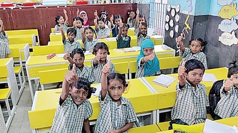 சென்னை மாநகராட்சி பள்ளிகளில் வழங்கப்பட்டுள்ள நவீன மேசைகளில் மகிழ்ச்சியுடன் அமர்ந்திருக்கும்  மாணவ, மாணவிகள்.