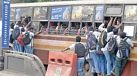 60 வகையான போக்குவரத்து குற்றங்களுக்கு கடும் தண்டனை: சாகசம் செய்யும் இளைஞர்கள், படிக்கட்டில் பயணம் செய்யும் மாணவர்கள் உஷார்