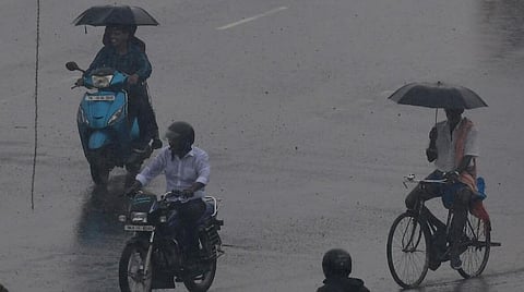 தமிழகத்தில் 4 நாட்களுக்கு கனமழை பெய்ய வாய்ப்பு - திருவள்ளூர், காஞ்சிபுரம் மாவட்டங்களில் மிக கனமழை பெய்யும்