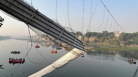 இடிந்து விழுந்த நிலையில் மோர்பி நகர ஆற்றுப் பாலம்