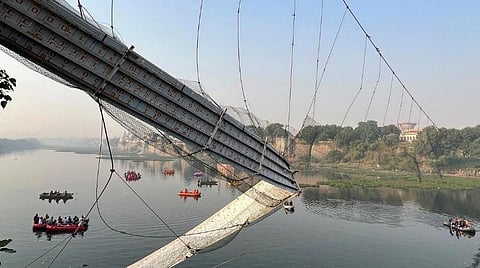 குஜராத் தொங்கு பாலம் விபத்து: தமிழக ஆளுநர், முதல்வர், தலைவர்கள் இரங்கல்