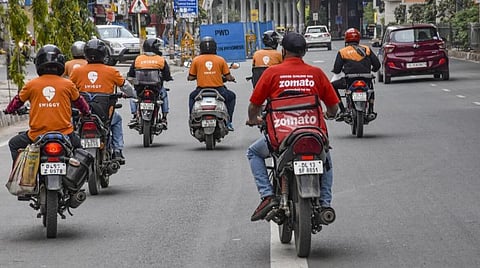 இருசக்கர வாகனத்தால் இயங்கும் பிரம்மாண்ட தொழில் - மின்வாகனங்களுக்கு மாறுமா உணவு விநியோக நிறுவனங்கள்?