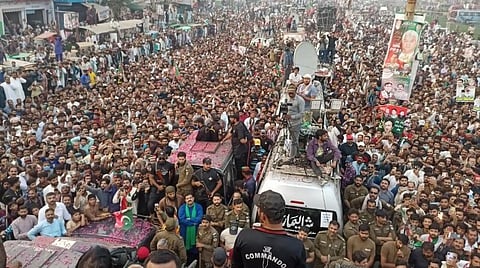 பேரணியில் இம்ரான் கானை காண கூடியிருக்கும் மக்கள்