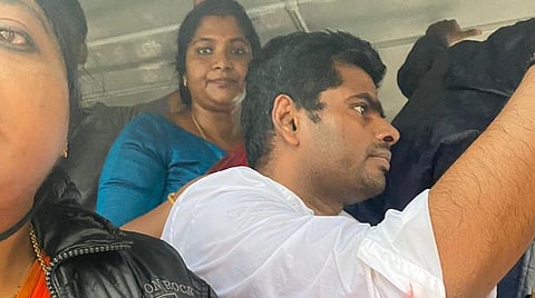 கைது செய்யப்பட்டு பேருந்தில் அழைத்து செல்லப்பட்ட அண்ணாமலை