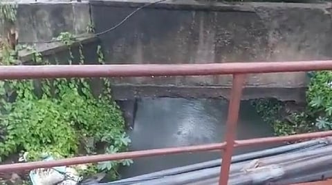 தண்டவாளத்திற்கு கீழே சீராக தடை இன்றி செல்லும் மழை நீர்