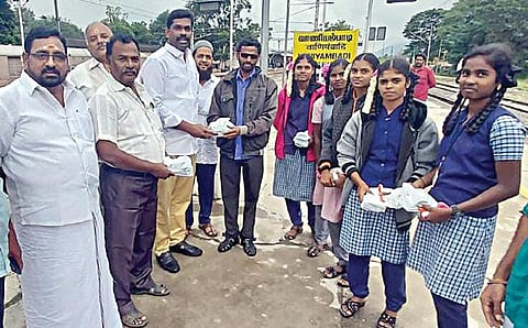 செயற்கைக்கோள் தொழில்நுட்ப பயிற்சிக்காக பெங்களூருவில் உள்ள இஸ்ரோவுக்கு செல்லும் பழங்குடியின மாணவ, மாணவிகளை வாணியம்பாடி எம்எல்ஏ செந்தில்குமார் பரிசுகள் வழங்கி வழியனுப்பி வைத்தார்.