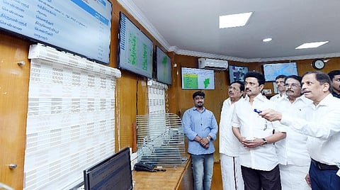 வடகிழக்குப் பருவமழை தொடங்கியுள்ளதையடுத்து, சென்னை எழிலகத்தில் செயல்படும் வருவாய் பேரிடர் மேலாண்மை துறையின் மாநில அவசர கட்டுப்பாட்டு மையத்தை நேற்று பார்வையிட்ட முதல்வர் மு.க.ஸ்டாலின்.