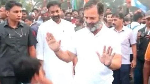 சிறுவனுடன் ராகுல் காந்தி