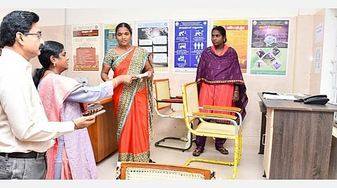 படம்: வடகிழக்குப் பருவமழை பிரச்சினைகளை எதிர்கொள்ளும் வகையில் மயிலாடுதுறை மாவட்ட ஆட்சியரகத்தில் அமைக்கப்பட்டுள்ள கட்டுப்பாட்டு அறையை பார்வையிட்டு ஆய்வு செய்த ஆட்சியர் ரா.லலிதா 