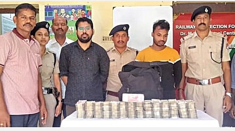 ஹவுரா ரயிலில் உரிய ஆவணமின்றி  ரூ.75 லட்சம் பணத்தை எடுத்துவந்த மேற்குவங்க மாநில இளைஞரை  ஆர்பிஎஃப் போலீஸார் கைது செய்து, பணத்தை பறிமுதல் செய்தனர்.