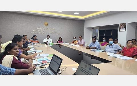 அமைச்சர் தலைமையில் நடைபெற்ற ஆய்வுக் கூட்டம்