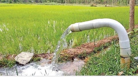 தண்ணீரின்றி கைவிடப்பட்ட நிலையில் மழையால் மீண்டும் பயன்பாட்டுக்கு வந்த ஆழ்துளை கிணறுகள்: புதுக்கோட்டை மாவட்ட விவசாயிகள் மகிழ்ச்சி
