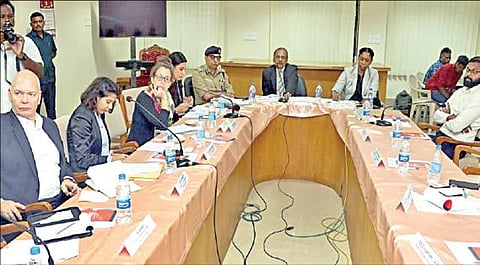 கொத்தடிமை தொழிலாளர்கள், ஆள்கடத்தல் போன்றவற்றை தடுப்பது தொடர்பான கூட்டம்,  தமிழ்நாடு மாநில மனித உரிமைகள் ஆணையத் தலைவர் சா.பாஸ்கரன் தலைமையில் நேற்று நடந்தது. இக்கூட்டத்தில், செயலாளர் கே.விஜயகார்த்திகேயன், தகவல் தொழில்நுட்பத் துறை செயலாளர் நீரஜ் மிட்டல் உள்ளிட்ட அரசு உயர் அலுவலர்கள் பங்கேற்றனர். படம்: ம.பிரபு