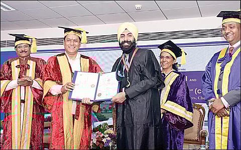 சென்னையை அடுத்த உத்தண்டியில் நடந்த இந்திய கடல்சார் பல்கலைக்கழகத்தின் 7-வது பட்டமளிப்பு விழாவில் மத்திய கப்பல் போக்குவரத்து துறை அமைச்சர் சர்பானந்த சோனாவால் மாணவருக்கு பட்டம் வழங்குகிறார். உடன் மத்திய இணையமைச்சர் ஷ்ரிபத் நாயக், பல்கலைக்கழக துணைவேந்தர் மாலினி வி.சங்கர், பதிவாளர் கே.சரவணன் உள்ளிட்டோர்.