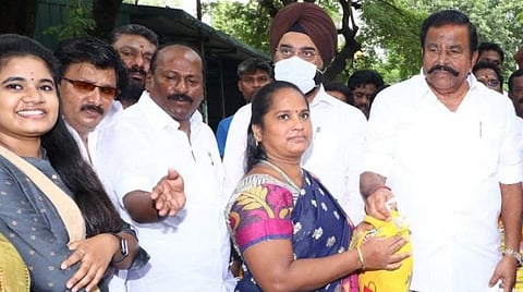 பொதுமக்களுக்கு நிவாரண பொருட்களை வழங்கிய அமைச்சர் கே.என்.நேரு