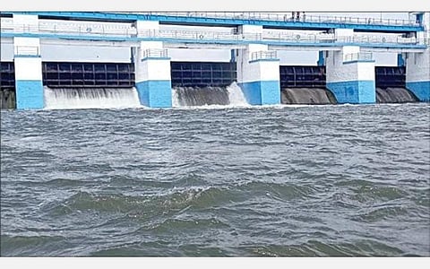 செம்பரம்பாக்கம் ஏரியில் இருந்து விநாடிக்கு 500 கன அடி நீர் திறக்கப்பட்டதைத் தொடர்ந்து ஆர்ப்பர்த்துச் செல்லும் நீர்.