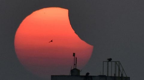 நாளை சந்திர கிரகணத்தை வெறும் கண்களால் பார்க்கலாம்