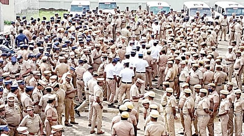 கடலூரில் ஆர்எஸ்எஸ் பேரணியையொட்டி குவிக்கப்பட்டிருந்த போலீஸார்.