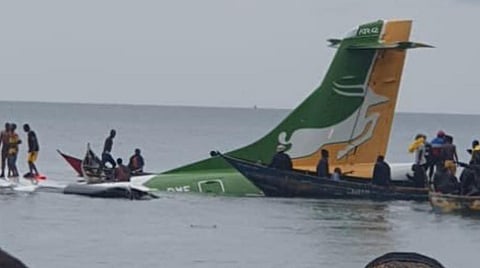 விக்டோரியா ஏரியில் மிதக்கும் விமானம்