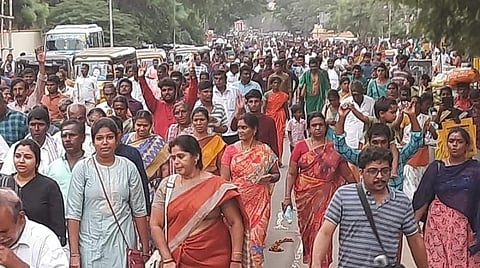 படவிளக்கம்: திருவண்ணாமலையில் கிரிவலம் சென்ற பக்தர்கள்.