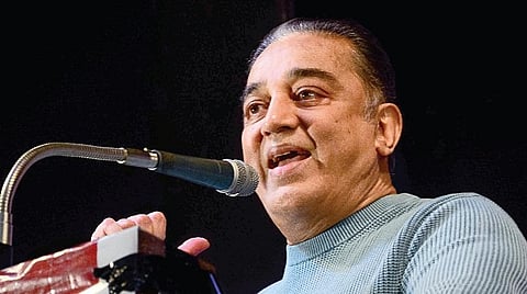 நடிகரும், மக்கள் நீதி மய்யம் கட்சித் தலைவருமான கமல்ஹாசனின் 68-வது பிறந்தநாள் விழா சென்னை மயிலாப்பூர் ஃபைன் ஆர்ட்ஸ் அரங்கத்தில் நேற்று நடைபெற்றது. இதில் பங்கேற்ற கட்சி நிர்வாகிகள், தொண்டர்களிடையே பேசுகிறார் கமல்ஹாசன். படங்கள்: பு.க.பிரவீன்