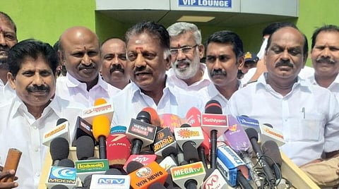 திருச்சி விமான நிலையத்தில் செய்தியாளர்களைச் சந்தித்த ஓபிஎஸ்