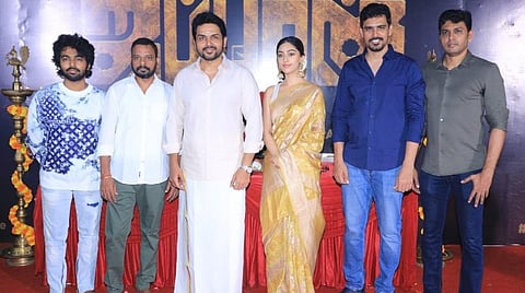 படக்குழுவினருடன் கார்த்திக்