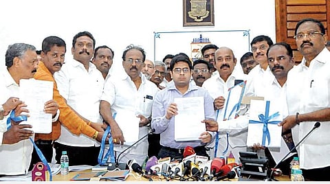 சென்னை மாநகராட்சி துணை ஆணையர் விஷு மகாஜன் வரைவு வாக்காளர் பட்டியலை நேற்று வெளியிட்டார்.