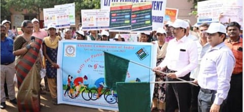 சென்னை சாந்தோமில் வாக்காளர் விழிப்புணர்வு மிதிவண்டிப் பேரணியை நேற்று கொடியசைத்து தொடங்கிவைத்தார் தமிழக தலைமை தேர்தல் அதிகாரி சத்யபிரத சாஹு. படம்: பு,க.பிரவீன்