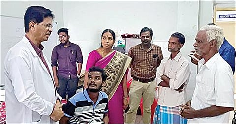 மனநலம் பாதிக்கப்பட்ட இளைஞருக்கு சிகிச்சையளித்து, செங்கை அரசு மருத்துவமனை மருத்துவர்கள், அவரை குடும்பத்துடன் இணைத்து வைத்துள்ளனர்.   இளைஞர், அவரது  பெற்றோருடன்  மருத்துவமனை முதல்வர் நாராயணசாமி.
