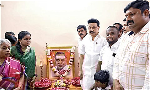 கோவையில் முன்னாள் எம்.எல்.ஏ. கோவை தங்கம் வீட்டுக்குச் சென்ற முதல்வர் ஸ்டாலின், அவரது உருவப்படத்துக்கு மலர்தூவி மரியாதை செலுத்தினார்.