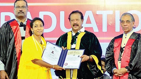 அண்ணா பல்கலைக்கழக பட்டமளிப்பு விழா சென்னை கிண்டியில் உள்ள வளாகத்தில் நேற்று நடைபெற்றது. இதில் சிறப்பு விருந்தினராக கலந்து கொண்ட உயர்கல்வித் துறை அமைச்சர் பொன்முடி மாணவர்களுக்கு பட்டங்களை வழங்கினார். உடன், துறை செயலர் தா.கார்த்திகேயன், மத்திய அறிவியல் தொழில்நுட்ப நிறுவனத்தின் முன்னாள் செயலாளர் டி.ராமசாமி, அண்ணா பல்கலை. துணைவேந்தர் ஆர்.வேல்ராஜ், பதிவாளர் ஜி.ரவிகுமார் உள்ளிட்டோர்.  படம்: பு.க.பிரவீன்