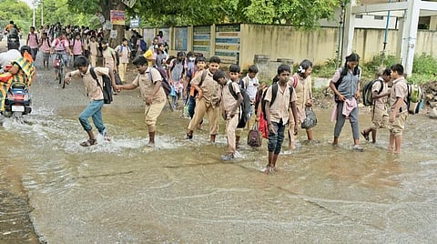 கனமழை | புதுச்சேரி, காரைக்கால் மற்றும் தமிழகத்தில் மேலும் 4 மாவட்டங்களில் பள்ளி கல்லூரிகளுக்கு விடுமுறை