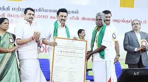 கரூரில் நடந்த விழாவில் புதிய மின் இணைப்புக்கான ஆணைகளை வழங்கும் முதல்வர் ஸ்டாலின்