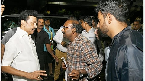 சென்னை | 'அடாத மழையிலும் விடாது பணி' - மழைநீர் அகற்றும் ஊழியர்களை நேரில் பாராட்டிய முதல்வர் ஸ்டாலின்