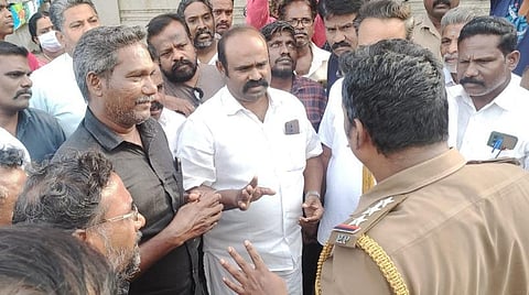 புதுச்சேரி | இந்தி பேச நிர்பந்தித்ததாக புகார் - சிறுபான்மையினர் ஆணைய உறுப்பினருக்கு எதிராக ஆர்ப்பாட்டம்