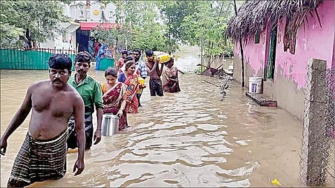 மயிலாடுதுறை மாவட்டம் செம்பனார்கோவில் ஒன்றியம் தலைச்சங்காடு பகுதியில் மழையால் பாதிக்கப்பட்ட பகுதிகளை நேற்று பார்வையிட்டு ஆய்வு செய்கிறார் அமைச்சர் சிவ.வீ.மெய்யநாதன்.  உடன் எம்.பி செ.ராமலிங்கம், மாவட்ட ஆட்சியர் ரா.லலிதா உள்ளிட்டோர். (அடுத்தபடம்) கடலூர் மாவட்டம்  குமராட்சி அருகே சிறகிழந்தநல்லூரில் மழை நீரில்  மூழ்கியுள்ள நெற்பயிரை காட்டும் விவசாயிகள்.