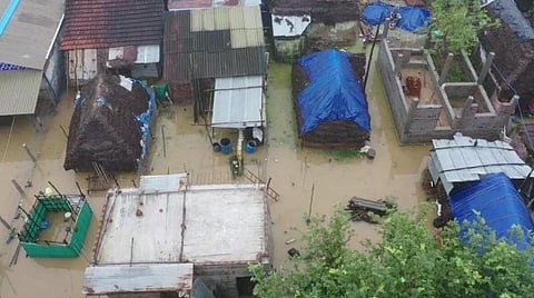 சீர்காழியில் வெள்ளத்தில் முழ்கியுள்ள வீடுகள்