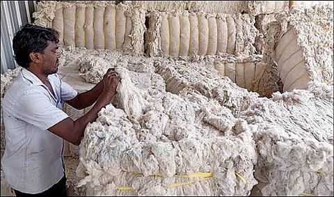 கோவையில் உள்ள ஓபன் எண்ட் மில் வளாகத்தில் வைக்கப்பட்டுள்ள கழிவுப்பஞ்சு. (கோப்பு படம்)