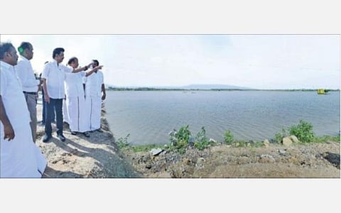 கடலூர் அருகே உள்ள பூவாணிக்குப்பத்தில் மழைநீரில் மூழ்கியுள்ள விளை நிலத்தை முதல்வர் மு.க.ஸ்டாலின் பார்வையிட்டார்.அருகில் அமைச்சர்கள் கே.என். நேரு, எம்ஆர்கே.பன்னீர்செல்வம், சி.வெ. கணேசன், மாவட்ட ஆட்சியர் கி.பாலசுப்ரமணியம் உள்ளிட்டோர்.